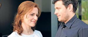 Die Geigenlehrerin und der brotlose Künstler. Clara (Martina Gedeck) und Jarek (Manuel Rubey) kommen sich näher.