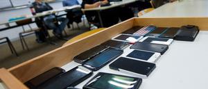 Smartphones sind an vielen Schulen in Brandenburg verboten, sie sollen aber zukünftig häufiger zum Einsatz kommen.