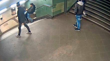 Unfassbare Bilder. Die Brutalität der Attacke, die völlig aus dem Nichts eine junge Frau traf, schockiert.