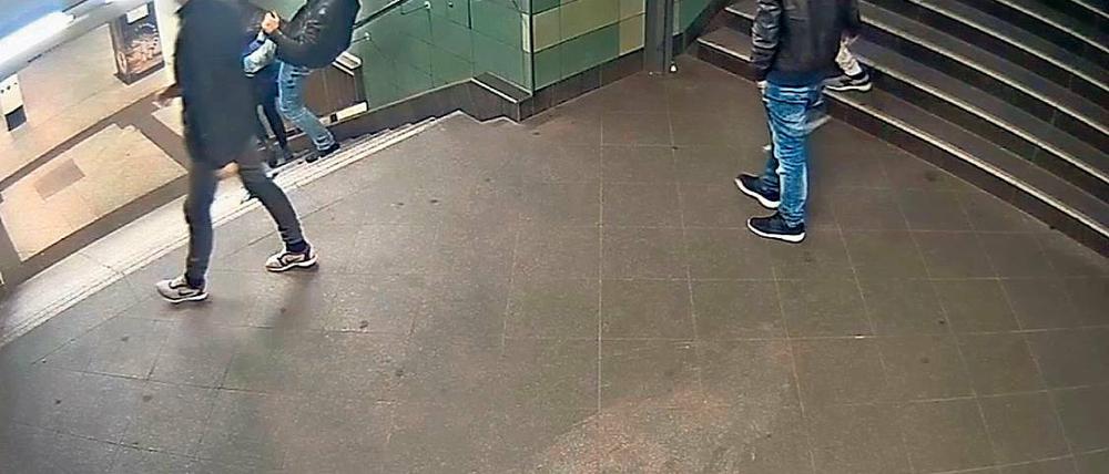 Unfassbare Bilder. Die Brutalität der Attacke, die völlig aus dem Nichts eine junge Frau traf, schockiert.