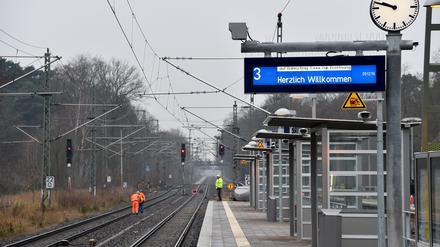 Wetterfest? Überdacht ist der neue rund 140 Meter lange Regionalbahnsteig am Bahnhof Griebnitzsee nur zum Teil. An anderer Stelle müssen es die Wartehäuschen richten. Insgesamt rund drei Millionen Euro wurden investiert.