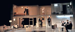 Wie im Puppenhaus. Das Bühnenbild von Alexander Wolf spiegelt die Gleichzeitigkeit der Handlungen in Alan Ayckbournes Stück „Familiengeschäfte“. Ayckbourne war selbst Schauspieler, bevor er Stücke schrieb. Heute zählt er zu Großbritanniens populärsten Gegenwartsdramatikern.