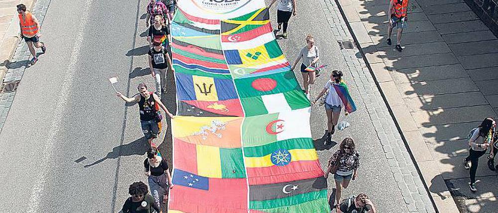 Vornweg. Auf den Demonstrationen am Christopher Street Day wird auch die Flagge Kenias (erste Reihe links) als Beispiel für Homophobie gezeigt. Foto: