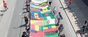 Vornweg. Auf den Demonstrationen am Christopher Street Day wird auch die Flagge Kenias (erste Reihe links) als Beispiel für Homophobie gezeigt. Foto:
