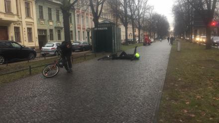 Mehrere Radfahrer stürzten heute auf der Hegelallee.