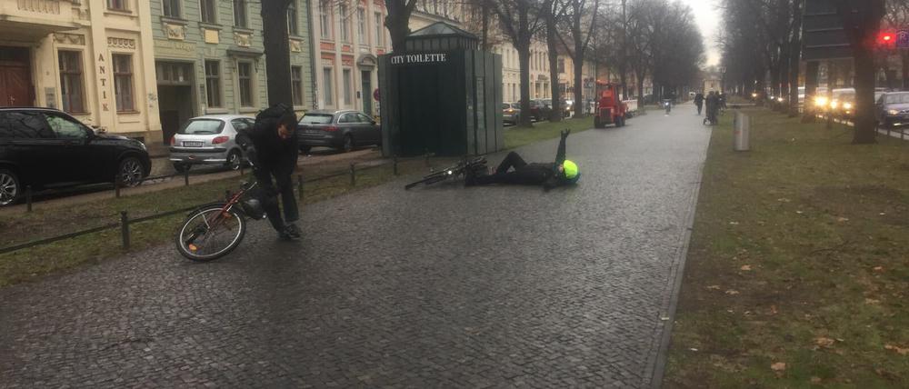 Mehrere Radfahrer stürzten heute auf der Hegelallee.