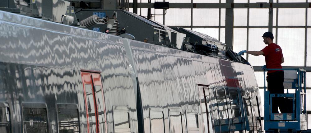 Im Bombardier-Werk in Hennigsdorf (Brandenburg) sollen 500 weitere Arbeitsplätze wegfallen.