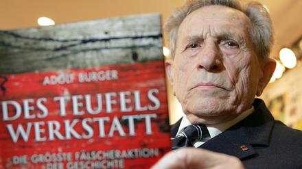 Autor Adolf Burger, hier eine Aufnahme bei der Vorstellung seines Buches "Des Teufels Werkstatt" 2007 in Berlin, ist verstorben.