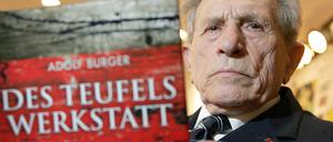 Autor Adolf Burger, hier eine Aufnahme bei der Vorstellung seines Buches "Des Teufels Werkstatt" 2007 in Berlin, ist verstorben.