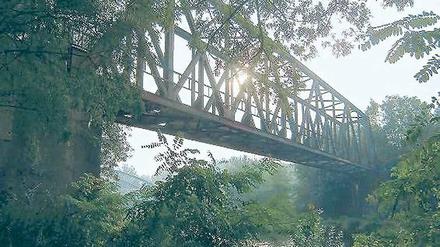 Abrissreif. Die Brücke der Friedhofsbahn über den Teltowkanal.