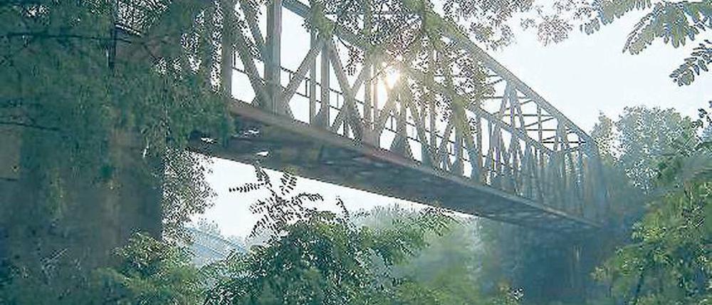 Abrissreif. Die Brücke der Friedhofsbahn über den Teltowkanal.