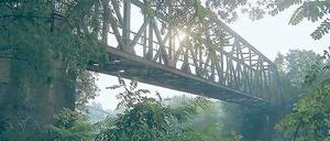 Abrissreif. Die Brücke der Friedhofsbahn über den Teltowkanal.