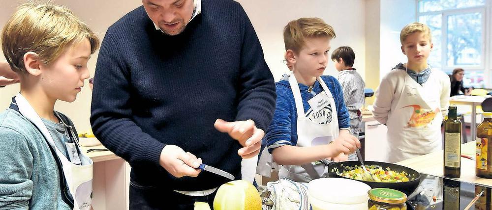 Erfahrung trifft Neugier. Suppen, Salate und Kuchen sind für einige der Fünft- und Sechstklässler der Rosa-Luxemburg-Schule längst kein Problem mehr. Selbst ein Kalbsbraten kam schon einmal auf den Tisch. Ein paar Tipps konnte TV-Koch Tim Mälzer dem Nachwuchs trotzdem noch mit auf den Weg geben.