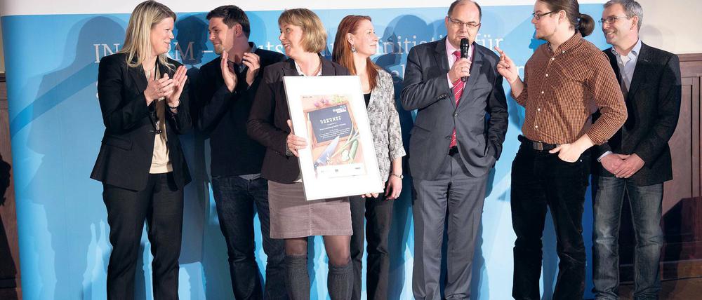 Klasse, Kochen. Schulleiterin Sabine Hummel (rechts) und Tim Mälzer.