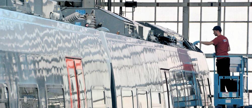 Böse Überraschung. Die Nachricht vom geplanten Stellenabbau erreichte die Mitarbeiter im Hennigsdorfer Bombardier-Werk kurz vor Weihnachten. Im Landtag gibt es nun Streit über die Frage, ob die Landesregierung erste Hinweise verschlafen hat.
