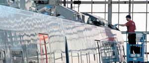 Böse Überraschung. Die Nachricht vom geplanten Stellenabbau erreichte die Mitarbeiter im Hennigsdorfer Bombardier-Werk kurz vor Weihnachten. Im Landtag gibt es nun Streit über die Frage, ob die Landesregierung erste Hinweise verschlafen hat.
