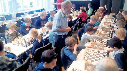 Beim Altmeister in der Schach-Lehre. Ludwig Stern leitet die jungen Spieler bei den Übungseinheiten des SV Kinder- und Jugendschach Potsdam an. Der fast 80-Jährige ist zudem Clubvorsitzender.