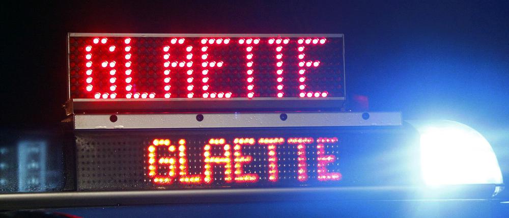 Der Deutsche Wetterdienst hatte zuvor eine amtliche Warnung vor Glatteis und gefrierendem Regen in Berlin und weiten Teilen Brandenburgs ausgegeben.