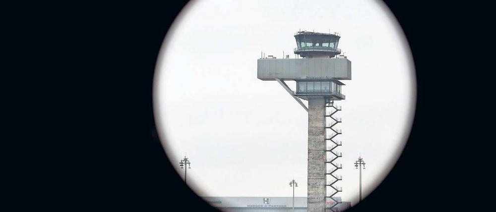 Zankapfel. Dass der Regierungsflughafen in Tegel nach BER-Start noch länger in Betrieb bleiben müsste, sorgt für Ärger.