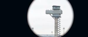 Zankapfel. Dass der Regierungsflughafen in Tegel nach BER-Start noch länger in Betrieb bleiben müsste, sorgt für Ärger.