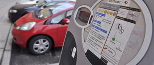 Ein unbekannter Mann gab vor, Wechselgeld für einen Parkscheinautomaten zu benötigen. Damit zockte er einen Potsdamer Rentner ab.