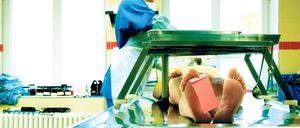 Medizin des Rechts. Für das Land Brandenburg soll Jürgen B. keine Leichenschau – wie hier in der Rechtsmedizin Berlin – mehr durchführen.