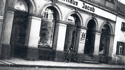 Verfolgt. Das Kaufhaus Jacob in der Torstraße bestand mindestens bis Ende 1938, als es im Novemberpogrom verwüstet wurde. Das Schicksal von Inhaber Max Jacob ist ungeklärt. Zwei seiner drei Kinder wurden nach Auschwitz deportiert und kamen um.