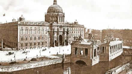Schloss mit Gegenüber. Die Kolonnaden, für deren Wiedererrichtung es plötzlich Geld gibt, bildeten einst den Rahmen fürs Kaiser-Wilhelm-Nationaldenkmal. Von beidem ist nur noch der Sockel übrig, der in den Kupfergraben ragt.