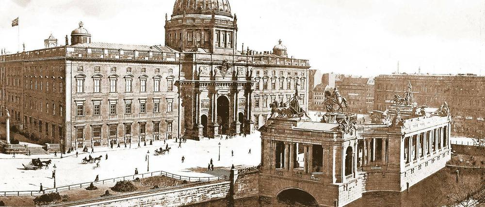 Schloss mit Gegenüber. Die Kolonnaden, für deren Wiedererrichtung es plötzlich Geld gibt, bildeten einst den Rahmen fürs Kaiser-Wilhelm-Nationaldenkmal. Von beidem ist nur noch der Sockel übrig, der in den Kupfergraben ragt.