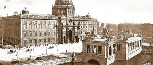 Schloss mit Gegenüber. Die Kolonnaden, für deren Wiedererrichtung es plötzlich Geld gibt, bildeten einst den Rahmen fürs Kaiser-Wilhelm-Nationaldenkmal. Von beidem ist nur noch der Sockel übrig, der in den Kupfergraben ragt.