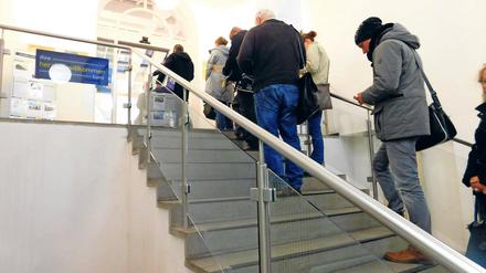 Warten. Kunden der Hauptpost am Platz der Einheit brauchen viel Geduld.