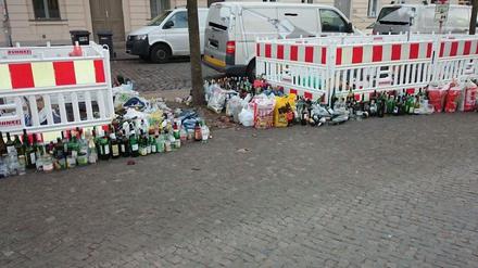 Der Glascontainer in der Hegelallee wurde abgesperrt. Doch wohin mit dem Altglas?
