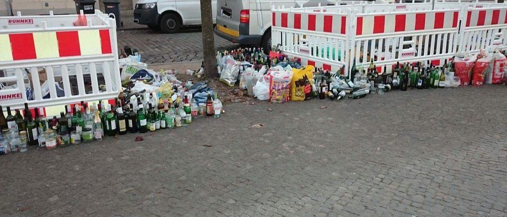 Der Glascontainer in der Hegelallee wurde abgesperrt. Doch wohin mit dem Altglas?
