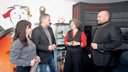 Im Austausch. Regionalkoordinatorin Larissa Markus, Programmleiter Uwe Koch, Staatssekretärin Almuth Hartwig-Tiedt und Jugendsekretär Robert Busch (v.l.) tauschen sich über das Programm „Integration durch Sport“ aus.