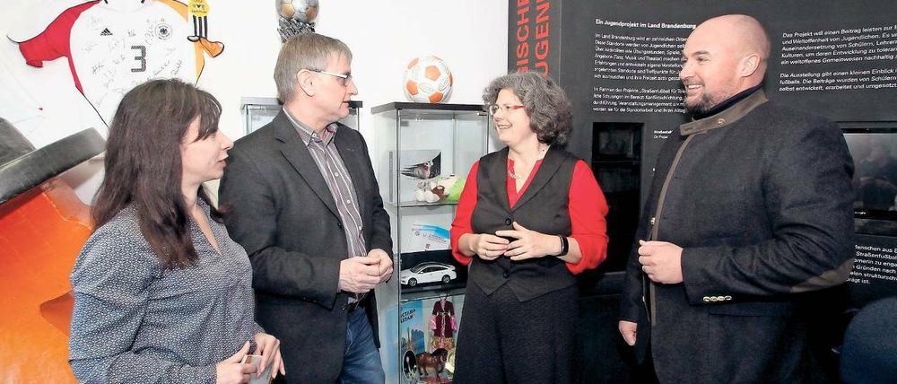 Im Austausch. Regionalkoordinatorin Larissa Markus, Programmleiter Uwe Koch, Staatssekretärin Almuth Hartwig-Tiedt und Jugendsekretär Robert Busch (v.l.) tauschen sich über das Programm „Integration durch Sport“ aus.