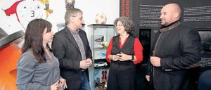 Im Austausch. Regionalkoordinatorin Larissa Markus, Programmleiter Uwe Koch, Staatssekretärin Almuth Hartwig-Tiedt und Jugendsekretär Robert Busch (v.l.) tauschen sich über das Programm „Integration durch Sport“ aus.