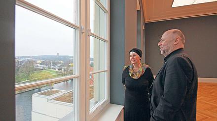 Besuch von drüben. Ursula und Rainer Sperl betreiben die Galerie Sperl gegenüber vom Museum Barberini in der Fachhochschule – bis Ende des Jahres. Wenn das Barberini im Januar seine Ausstellung eröffnet, muss die Galerie Sperl eine neue Bleibe gefunden haben. Auch im Zentrum, hoffen die beiden.
