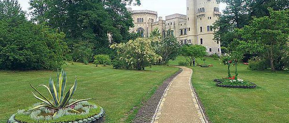 Frisch saniert. Die Wege im Pleasureground vor Schloss Babelsberg.