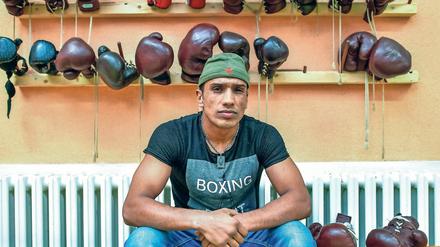 Harter Schlag. Der 19-jährige Afghane Ahmad Shah Kohdamani ist jetzt als Bufdi Co-Trainer beim Boxen des ESV in Frankfurt (Oder).