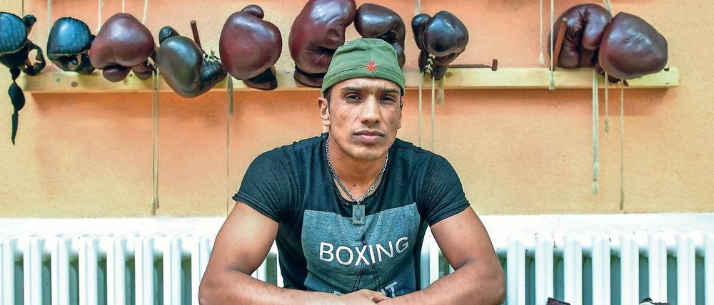 Harter Schlag. Der 19-jährige Afghane Ahmad Shah Kohdamani ist jetzt als Bufdi Co-Trainer beim Boxen des ESV in Frankfurt (Oder).