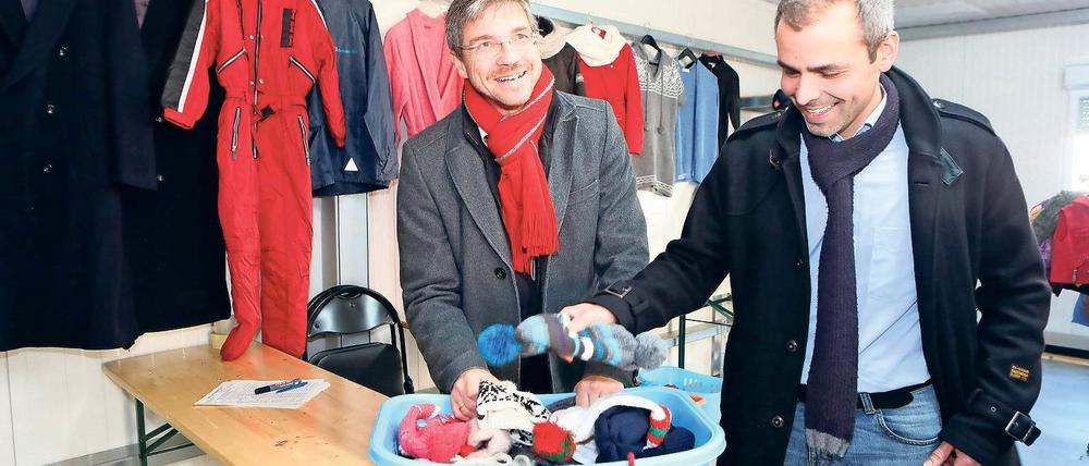 Platz für mehr. Potsdams Sozialdezernent Mike Schubert (l.) und der Leiter der neuen Spendensammelstelle der Stadt Potsdam, Thomas Hager, bei der Eröffnung am Dienstag. Vor allem Jacken, Pullover und feste Mäntel fehlen.