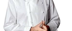 Unding? Der DDR-Wachturm mit Weihnachtsmannmütze.