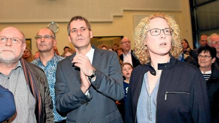 Spannend. Zwischendurch lag Herausforderin Uda Bastians (CDU) bei der Bürgermeisterwahl in Kleinmachnow sogar vorn. Letztlich setzte sich Amtsinhaber Michael Grubert (SPD) jedoch mit 57,8 Prozent recht deutlich durch.