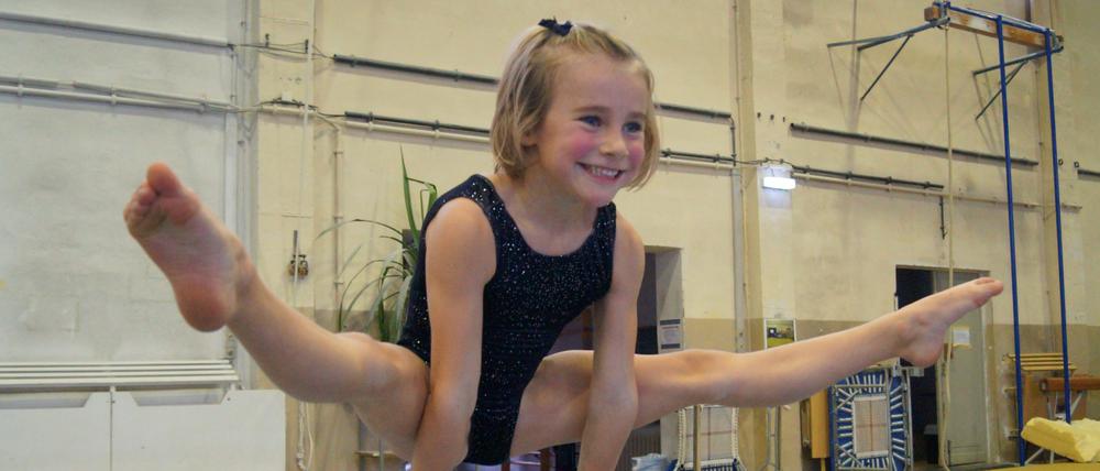 Außergewöhnlich gute Körperbeherrschung. Josefin Fischer glänzt bei ihren Turnübungen.
