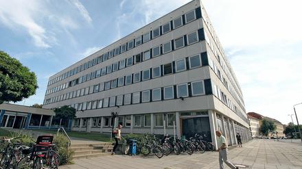 Wenn der Turm der Garnisonkirche kommt, ragt er bis auf zwei Meter an das Rechenzentrum ran.