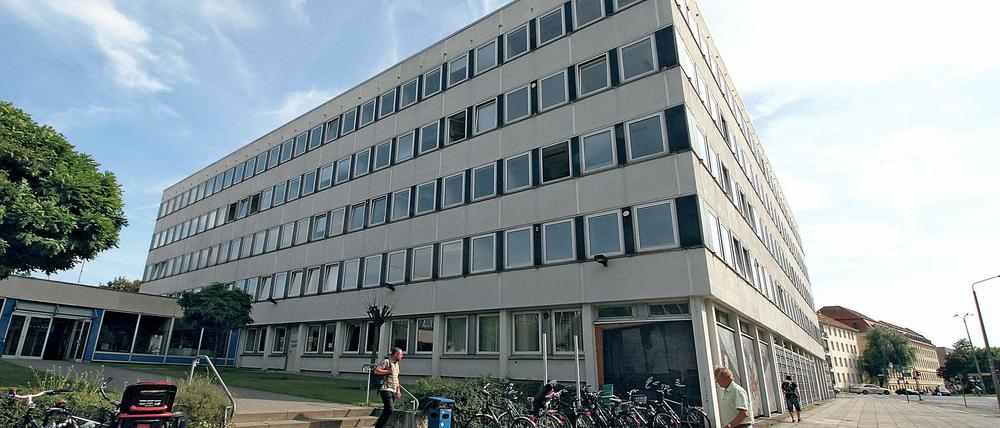 Wenn der Turm der Garnisonkirche kommt, ragt er bis auf zwei Meter an das Rechenzentrum ran.