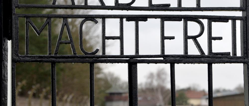 In diesem Jahr werden 700.000 Besucher in der Gedenkstätte Sachsenhausen erwartet. Doch die Busanbindung ist unzureichend - ein seit Jahren bekanntes Problem.