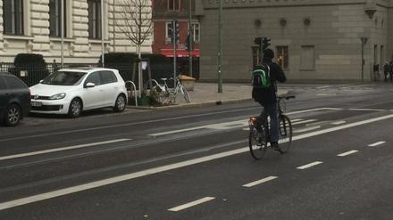 An den Unfallort erinnert heute noch ein weiß gestrichenes Fahrrad.