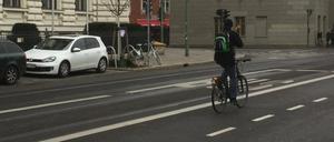 An den Unfallort erinnert heute noch ein weiß gestrichenes Fahrrad.