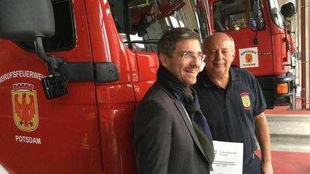 Potsdams Sozialdezernent Mike Schubert (l.) und Feuerwehrchef Wolfgang Hülsebeck.